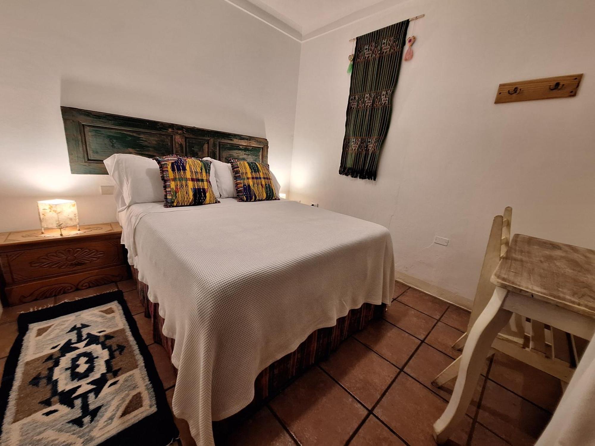 Yellow House Hostel B&B Antigua Exterior photo