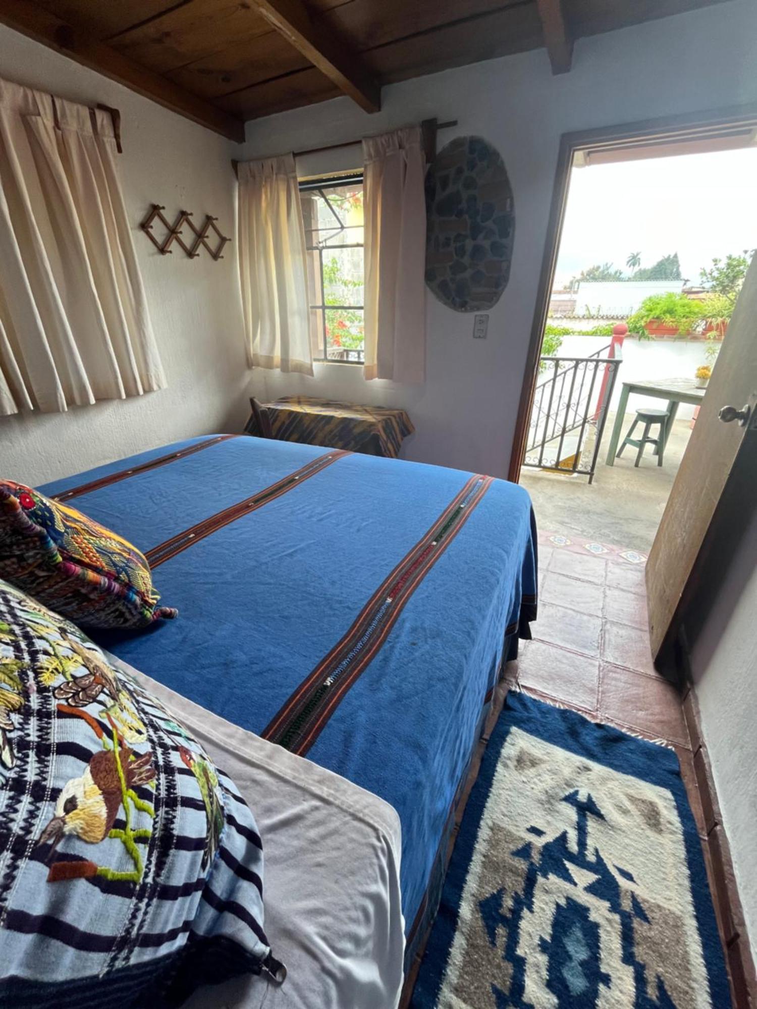 Yellow House Hostel B&B Antigua Exterior photo