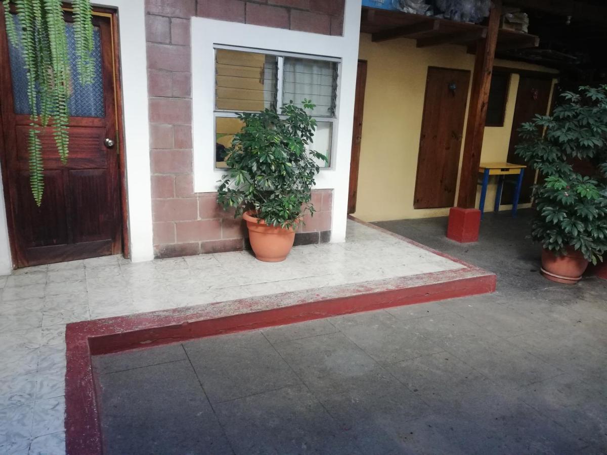 Yellow House Hostel B&B Antigua Exterior photo